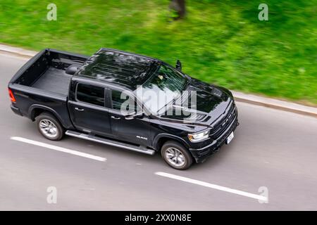 OSTRAVA, TSCHECHIEN - 10. APRIL 2024: Dodge RAM 1500 mit Doppelkabine, Truck mit Bewegungsunschärfe Stockfoto