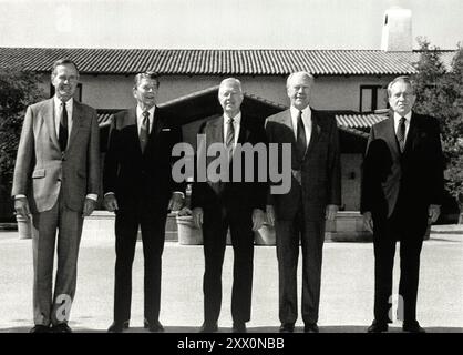 Präsident George H. W. Bush posiert für ein Foto mit vier seiner Vorgänger bei der Eröffnung der Ronald Reagan Presidential Library. Zu den Würdenträgern von links gehören Präsident Bush und die ehemaligen Präsidenten Ronald Reagan, Jimmy Carter, Gerald Ford und Richard Nixon. November 1991. Stockfoto