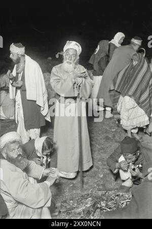 Das Leben in Palästina im frühen 20. Jahrhundert. Das Samaritanische Pessach auf dem Mt. Gerizim. Der Hohepriester isst mit Stab in der Hand. Das Historische Palästina. Osmanisches Reich. 1900-1920 Stockfoto