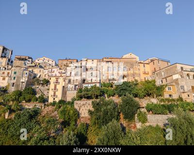 Pisciotta, im Cilento Nationalpark, mit terrassenförmig angelegten Hügeln, alten Steinhäusern und dem tiefblauen Tyrrhenischen Meer, besonders fesselnd bei Sonnenuntergang Stockfoto