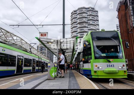 Tramlink-Straßenbahn am Bahnhof East Croydon, London Borough of Croydon, Großbritannien Stockfoto