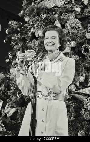 First Lady Betty Ford steht mit einem Mikrofon vor einem Weihnachtsbaum. USA. 10. Dezember 1974. Von Marion Trikosko Stockfoto