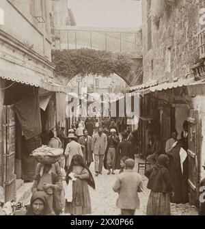 Das Leben in Palästina im späten 19. Und frühen 20. Jahrhundert. Christian Street, buntes Leben im Basar-Viertel der Heiligen Stadt, Jerusalem. Das Historische Palästina. Osmanisches Reich. 1890-1900 Stockfoto