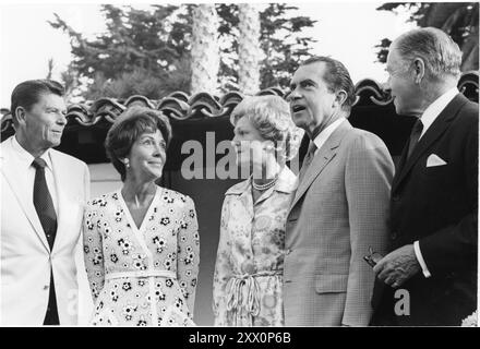 Gouverneur Ronald Reagan, Nancy Reagan, Präsident Richard Nixon, Pat Nixon und Senator George Murphy im westlichen Weißen Haus La Casa Pacifica in San Clemente, Kalifornien. Juli 1970 Stockfoto