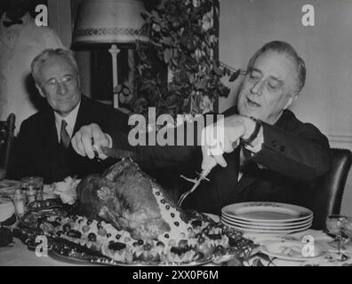 Präsident Franklin D. Roosevelt hat die Thanksgiving-Türkei geschnitzt. 30. November 1933 Stockfoto