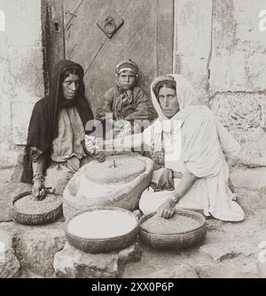 Das Leben in Palästina im späten 19. Und frühen 20. Jahrhundert. Frauen, die in der Mühle schleifen. Das Historische Palästina. Osmanisches Reich. 1890-1900 Stockfoto