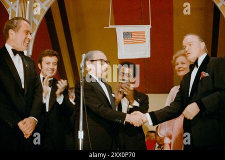 Präsident Richard Nixon und Pat Nixon auf der Bühne des Abendessens im Weißen Haus für die von der nordvietnamesischen Regierung zurückgekehrten amerikanischen Kriegsgefangenen. Auf der Bühne mit Präsident Nixon und Mrs. Nixon sind Sänger Vic Damone, Comedian Bob Hope, Songwriter Irving Berlin und Sänger-Schauspieler-Tänzer Sammy Davis Jr. Mai 1973. Stockfoto