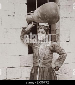 Das Leben in Palästina im späten 19. Und frühen 20. Jahrhundert. Ein christliches Mädchen aus Nazareth, dem historischen Palästina. Osmanisches Reich. 1890-1900 Stockfoto