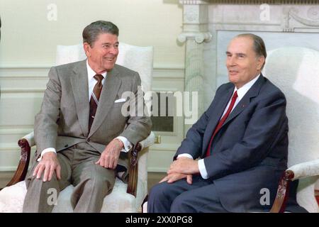 Präsident Reagan Francois Mitterrand Arbeitsbesuch von Präsident Mitterrand von Frankreich Oval Office Meeting. September 1988 Stockfoto