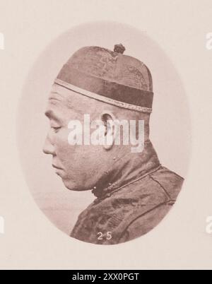 Vintage-Foto von männlichen Köpfen, Chinesen und Mongolien. Illustrations of Qing China, 1875 Foto gibt das Profil und das volle Gesicht eines Mongolen. Dieser Typ gehört zum Norden des Reiches, und die Merkmale hier sind schwerer als die der reinen Chinesen; tatsächlich nähert sich das Gesicht insgesamt eher dem der europäischen Besetzung an. Die Mongolen tragen den Kopf vollständig rasiert, und in dieser Praxis unterscheiden sie sich von den Chinesen, die immer eine geflochtene Schlange tragen. Stockfoto