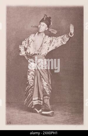 Vintage-Foto chinesischer Schauspieler. Illustrations of Qing China, 1875 Foto zeigt Kleider aus derselben Epoche. Die dramatischen Partien, die den Frauen zugewiesen sind, werden mit einer schrillen Stimme gesungen, während der Ton des Mannes dem dargestellten Charakter angepasst ist. Diese Besonderheit hat für chinesische Theaterstücke den englischen Taubennamen „Sing-Song“ erhalten. Das Theater und die dramatischen Darbietungen werden in China als Mittel der Unterhaltung während der Festtage geschätzt. Chinesische Schauspieler sind, wenn sie populär sind, gut bezahlt. Sie müssen jedoch Männer von beträchtlicher Fähigkeit sein, begabt mit zurückhaltenden Erinnerungen, Stockfoto