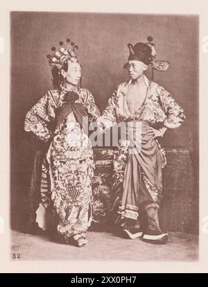 Vintage-Foto chinesischer Schauspieler. Illustrations of Qing China, 1875 Foto zeigt Schauspieler, die als Braut und Bräutigam bekleidet sind, in dem Kostüm, das der Mings zugeschrieben wird. Das Theater und die dramatischen Darbietungen werden in China als Mittel der Unterhaltung während der Festtage geschätzt. Chinesische Schauspieler sind, wenn sie populär sind, gut bezahlt. Sie müssen jedoch Männer von beträchtlicher Fähigkeit sein und mit zurückhaltenden Erinnerungen begabt sein, denn wenn sie zu einem Festmahl aufgerufen werden, ist es üblich, dass ein beliebter Gast einen aus einer Partitur oder zwei von Palys auswählt, um dann und da zu sein Stockfoto