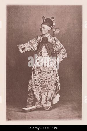 Vintage-Foto chinesischer Schauspieler. Illustrations of Qing China, 1875 Foto zeigt Kleider aus derselben Epoche. Die dramatischen Partien, die den Frauen zugewiesen sind, werden mit einer schrillen Stimme gesungen, während der Ton des Mannes dem dargestellten Charakter angepasst ist. Diese Besonderheit hat für chinesische Theaterstücke den englischen Taubennamen „Sing-Song“ erhalten. Das Theater und die dramatischen Darbietungen werden in China als Mittel der Unterhaltung während der Festtage geschätzt. Chinesische Schauspieler sind, wenn sie populär sind, gut bezahlt. Sie müssen jedoch Männer von beträchtlicher Fähigkeit sein, begabt mit zurückhaltenden Erinnerungen, Stockfoto