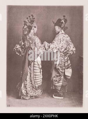 Vintage-Foto chinesischer Schauspieler. Illustrations of Qing China, 1875 Foto zeigt Schauspieler, die als Braut und Bräutigam bekleidet sind, in dem Kostüm, das der Mings zugeschrieben wird. Das Theater und die dramatischen Darbietungen werden in China als Mittel der Unterhaltung während der Festtage geschätzt. Chinesische Schauspieler sind, wenn sie populär sind, gut bezahlt. Sie müssen jedoch Männer von beträchtlicher Fähigkeit sein und mit zurückhaltenden Erinnerungen begabt sein, denn wenn sie zu einem Festmahl aufgerufen werden, ist es üblich, dass ein beliebter Gast einen aus einer Partitur oder zwei von Palys auswählt, um dann und da zu sein Stockfoto