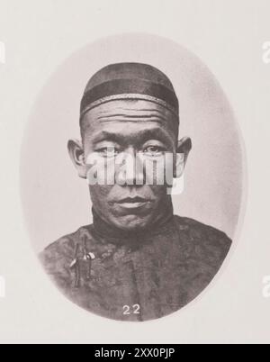 Vintage-Foto von männlichen Köpfen, Chinesen und Mongolien. Illustrations of Qing China, 1875 Foto zeigt das volle Gesicht eines Mongolen. Dieser Typ gehört zum Norden des Reiches, und die Merkmale hier sind schwerer als die der reinen Chinesen; tatsächlich nähert sich das Gesicht insgesamt eher dem der europäischen Besetzung an. Die Mongolen tragen den Kopf vollständig rasiert, und in dieser Praxis unterscheiden sie sich von den Chinesen, die immer eine geflochtene Schlange tragen. Stockfoto