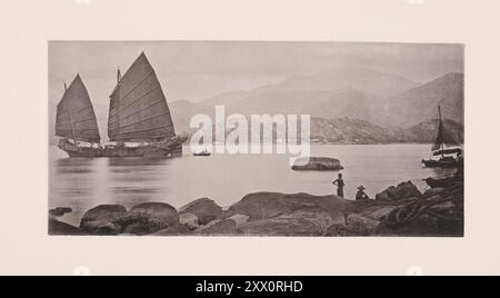 Vintage-Foto von einem Kanton-Trödel. Illustration of Qing China, 1875 der Begriff Junk, der von den Europäern auf alle chinesischen Boote angewandt wird, ob Handelsschiffe oder Kriegsschiffe, stammt wahrscheinlich von "jung" ab, dem javanischen Wort für ein großes Boot oder Schiff. Chinesische Schiffe unterscheiden sich in Abmessungen, Modell und Aussehen, in den verschiedenen Teilen des Reiches ebenso wie die Segelschiffe Europas. Das Schiff unter Segel auf der linken Seite des Fotos ist ein ausfahrender Händler von Kwang-tung Build und kann als eine der Clipper-Flotten Südchinas angesehen werden. Es sieht schwer und unhandlich aus, aber es wird gut segeln Stockfoto