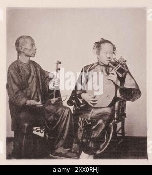 Vintage-Foto chinesischer Musicains, älterer Musicain mit Warteschlange (Frisur). Illustrationen von Qing China, 1875 Illustrationen stellen die chinesische Violine und Gitarre dar, mit den Darstellern, die zu festlichen Anlässen angestellt werden. Die Chinesen haben eine Reihe klagender und angenehmer Äußerungen, die sie auf ihren Saiten- und Blasinstrumenten singen oder aufführen. Stockfoto