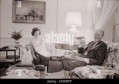 Vintage-Foto von Präsident Gerald Ford und First Lady Betty Ford in den Wohnvierteln des Weißen Hauses, Washington, D.C. USA, 6. Februar 1975. Von M. S. Trikosko Stockfoto