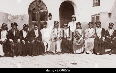1. Weltkrieg: Arabische Revolte von 1916 bis 1918. Innenhof. Eine Gruppe türkischer Offiziere und arabischer Stammesführer posierten vor der Kamera. Stockfoto