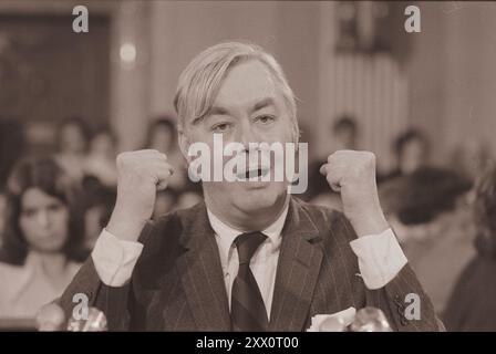 Daniel Patrick Moynihan, der hinter Mikrofonen spricht und mit seinen Händen Gesten macht, wahrscheinlich bei einer Sitzung des Senatsausschusses für auswärtige Beziehungen. USA, 25. März 1976. Von M. S. Trikosko Daniel Patrick Moynihan (1927–2003) war ein US-amerikanischer Politiker und Diplomat. Als Mitglied der Demokratischen Partei vertrat er New York von 1977 bis 2001 im Senat der Vereinigten Staaten, nachdem er als Berater von Präsident Richard Nixon und als Botschafter der Vereinigten Staaten in Indien und bei den Vereinten Nationen tätig war Stockfoto