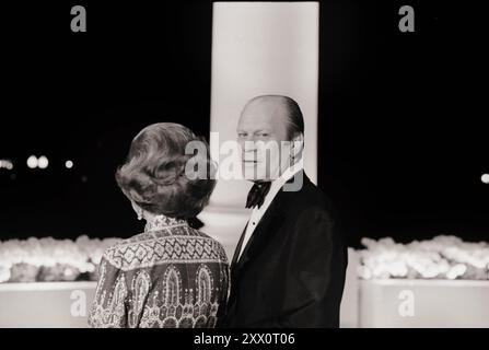 Präsident Gerald Ford und First Lady Betty Ford bei einem Staatsessen im Weißen Haus, Washington, D.C. USA, 12. November 1974. Von M. S. Trikosko Stockfoto