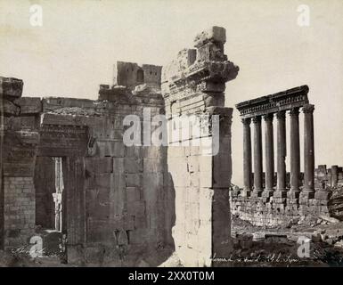 Vintage-Foto des Tempels von Bacchus mit Säulen des Sonnentempels im Hinterland, Baalbek, Libanon. Von Maison Bonfils, Fotograf zwischen 1867 und 1899 Stockfoto