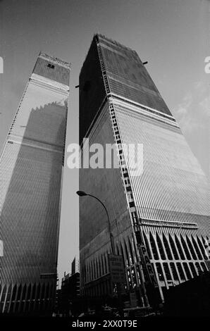 Retro-Ansicht des New World Trade Center. USA, New York City. 12. Januar 1971. Von Thomas O'Halloran. Das Foto zeigt die Twin Towers des World Trade Center in New York City aus einem dramatischen Blickwinkel. Stockfoto