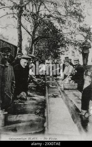 Vintage-Foto des französischen Gefängnislagers Blaye - The Laundry, 1917Vintage-Foto des französischen Gefängnislagers Blaye - The Laundry, 1917 Stockfoto