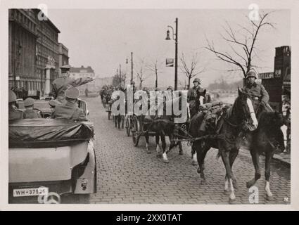 Kurz nach dem deutschen Vormarsch in Böhmen und Mähren reiste der Führer mit dem Auto nach Prag. Der Führer begrüßte Truppen, die in die Stadt Prag einmarschierten. 1939 Stockfoto