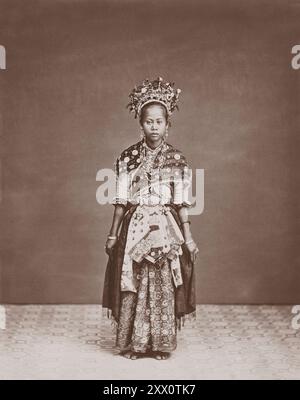 Vintage-Foto von Tänzer mit einer Gruppe wandernder Puppenspieler in Batavia. Indonesien, 1872. Stockfoto