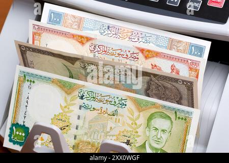 Altes syrisches Geld - Pfund in der Zählmaschine Stockfoto