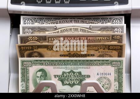 Altes philippinisches Geld - Peso in der Zählmaschine Stockfoto