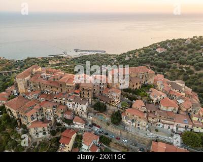 Pisciotta, im Cilento Nationalpark, mit terrassenförmig angelegten Hügeln, alten Steinhäusern und dem tiefblauen Tyrrhenischen Meer, besonders fesselnd bei Sonnenuntergang Stockfoto