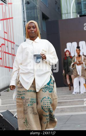 Ein weibliches Model mit Sackleinen-Kaffeebeutelhosen läuft auf der Par Danika Modeschau in Montreal, Quebec, Kanada Stockfoto