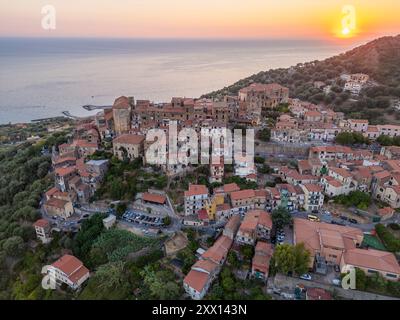 Pisciotta, im Cilento Nationalpark, mit terrassenförmig angelegten Hügeln, alten Steinhäusern und dem tiefblauen Tyrrhenischen Meer, besonders fesselnd bei Sonnenuntergang Stockfoto