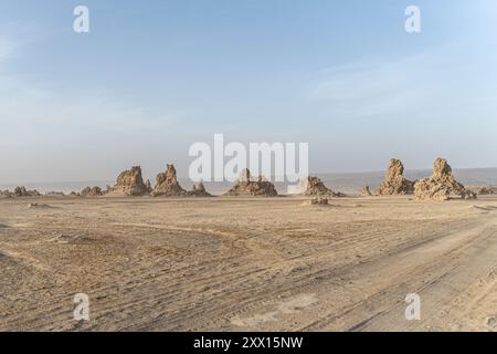 Mondlandschaft aus Kalksteinschornsteinen geologische Felsformationen in einem Sonnenuntergang am Boden des getrockneten Salzsees Abbe, Dschibuti Stockfoto