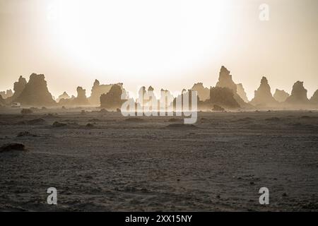 Mondlandschaft aus Kalksteinschornsteinen geologische Felsformationen in einem Sonnenuntergang am Boden des getrockneten Salzsees Abbe, Dschibuti Stockfoto