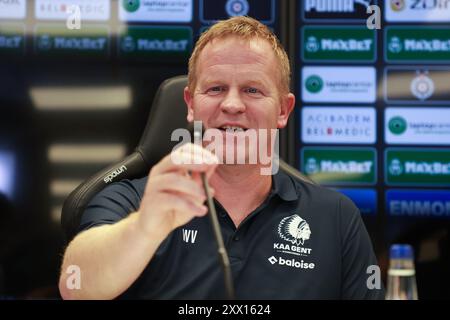 Belgrad, Serbien. August 2024. Gents Cheftrainer Wouter Vrancken reagiert auf eine Pressekonferenz der belgischen Fußballmannschaft KAA Gent in Belgrad, Serbien, am Mittwoch, den 21. August 2024. Das Team bereitet sich auf das morgige Spiel gegen den serbischen FK Partizan Belgrad vor, in der ersten Etappe der Play-offs für die UEFA Conference League. BELGA FOTO NIKOLA KRSTIC Credit: Belga Nachrichtenagentur/Alamy Live News Stockfoto