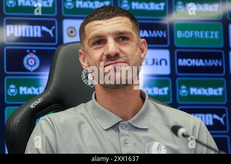 Belgrad, Serbien. August 2024. Gent’s Stefan Mitrovic reagiert auf eine Pressekonferenz der belgischen Fußballmannschaft KAA Gent in Belgrad, Serbien, am Mittwoch, den 21. August 2024. Das Team bereitet sich auf das morgige Spiel gegen den serbischen FK Partizan Belgrad vor, in der ersten Etappe der Play-offs für die UEFA Conference League. BELGA FOTO NIKOLA KRSTIC Credit: Belga Nachrichtenagentur/Alamy Live News Stockfoto