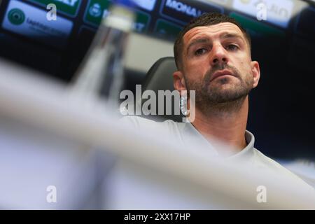 Belgrad, Serbien. August 2024. Gent’s Stefan Mitrovic reagiert auf eine Pressekonferenz der belgischen Fußballmannschaft KAA Gent in Belgrad, Serbien, am Mittwoch, den 21. August 2024. Das Team bereitet sich auf das morgige Spiel gegen den serbischen FK Partizan Belgrad vor, in der ersten Etappe der Play-offs für die UEFA Conference League. BELGA FOTO NIKOLA KRSTIC Credit: Belga Nachrichtenagentur/Alamy Live News Stockfoto