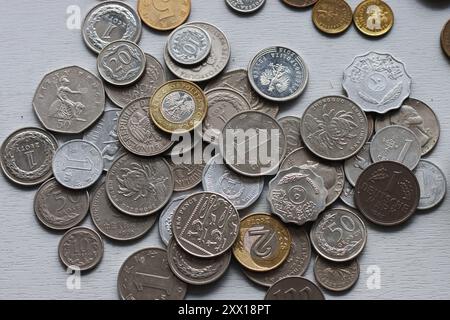 Eine Vielzahl von Münzen auf grauem Hintergrund. Stockfoto