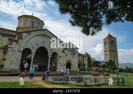 Trabzon, Türkei - 24. Juli 2024: Besucher der Hagia Sophia, eine ehemals griechisch-orthodoxe Kirche, die in eine Moschee umgewandelt wurde. Stockfoto