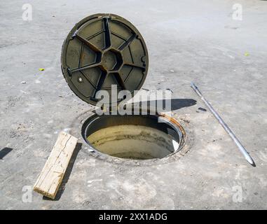 Öffnen Sie die Abdeckung der Verteilerluke der Scharniere RA Stockfoto