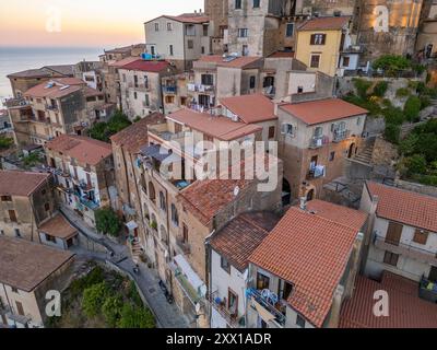 Pisciotta, im Cilento Nationalpark, mit terrassenförmig angelegten Hügeln, alten Steinhäusern und dem tiefblauen Tyrrhenischen Meer, besonders fesselnd bei Sonnenuntergang Stockfoto