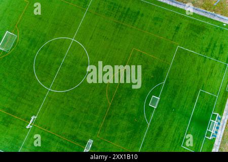 Ein Fußballfeld nach einem Training, aus der Luft mit Drohne Stockfoto