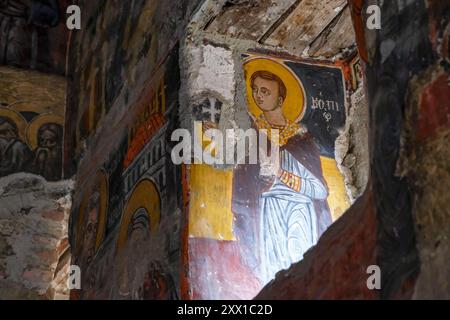 Maka, Türkei - 26. Juli 2024: Detail des Innern des Klosters Sumela, eines griechisch-orthodoxen Klosters in Maka, Türkei. Stockfoto