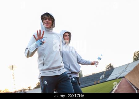 Belgrad, Serbien. August 2024. Gent’s Matias Fernandez-Pardo und Gent’s Hugo Gambor wurden am Mittwoch, den 21. August 2024, bei einer Inspektion des Spielfeldes durch die Spieler der belgischen Fußballmannschaft KAA Gent in Belgrad, Serbien, dargestellt. Das Team bereitet sich auf das morgige Spiel gegen den serbischen FK Partizan Belgrad vor, in der ersten Etappe der Play-offs für die UEFA Conference League. BELGA FOTO NIKOLA KRSTIC Credit: Belga Nachrichtenagentur/Alamy Live News Stockfoto