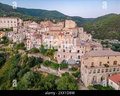 Pisciotta, im Cilento Nationalpark, mit terrassenförmig angelegten Hügeln, alten Steinhäusern und dem tiefblauen Tyrrhenischen Meer, besonders fesselnd bei Sonnenuntergang Stockfoto