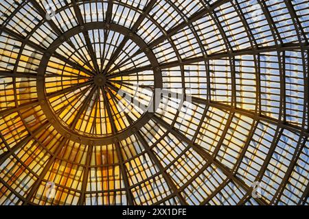 Nahaufnahme einer faszinierenden architektonischen Kuppel mit lebendigem geometrischem Design. Das komplizierte Muster erzeugt ein Gefühl von Symmetrie und Staunen, Stockfoto