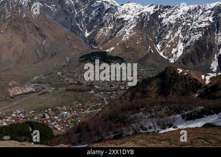 Mount Kazbegi Stepantsminda georgianisches Dorf in einem Tal Stockfoto